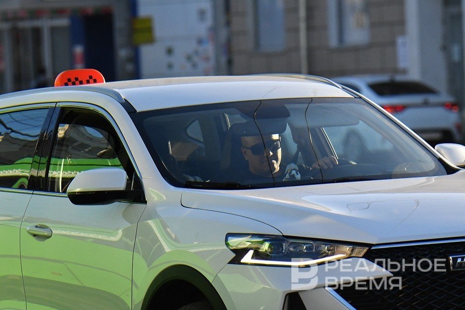 Самозанятые таксисты смогут продолжать работать на иномарках еще семь лет