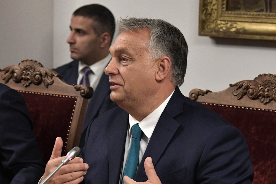 Орбан призвал снять санкции с энергетики России