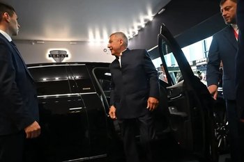 Минниханов на ПМЭФ принял участие в презентации автомобилей SENAT