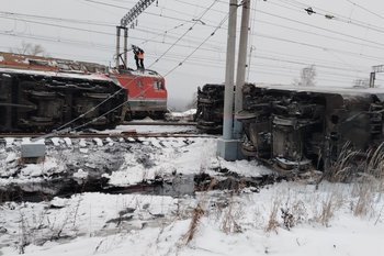 Под Пензой сошли с рельсов два локомотива с цистернами мазута