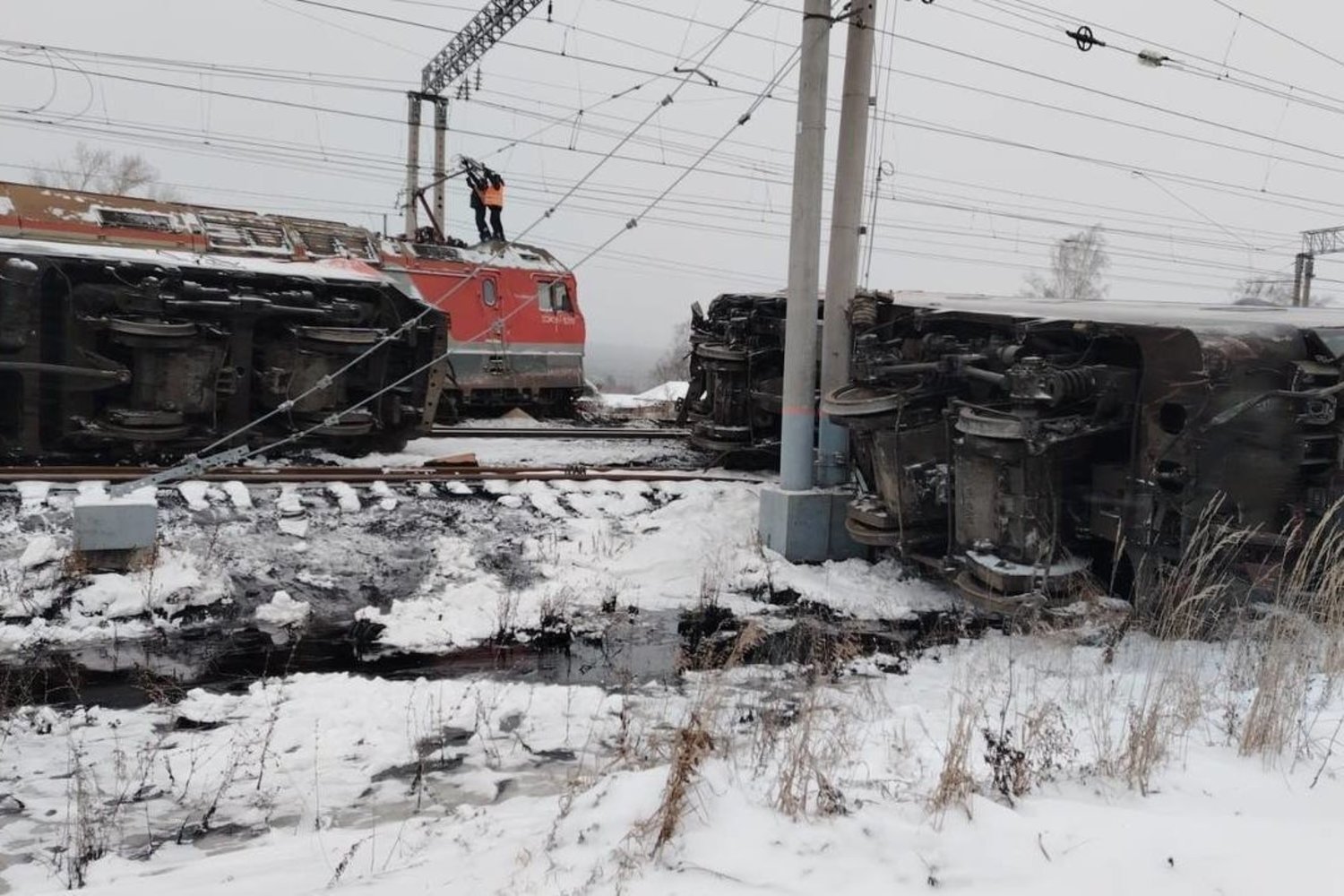 Под Пензой сошли с рельсов два локомотива с цистернами мазута