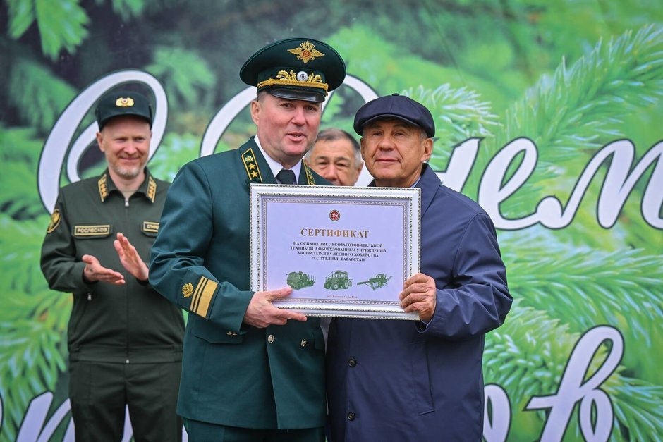 Рустам Минниханов передал лесникам Татарстана 37 единиц спецтехники