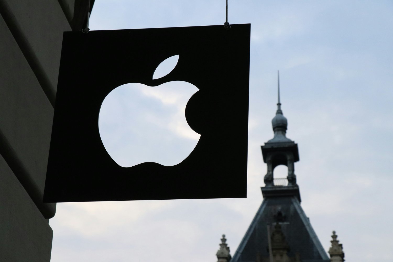 У Apple фиксируют рост выручки на 16% — за квартал компания заработала $143 млрд