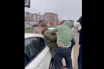 Появилось видео задержания подозреваемых в «продаже» мест в тылу для участников СВО из Татарстана