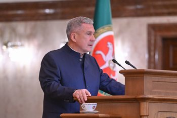 Раис Татарстана вручил 51 госнаграду отличившимся жителям республики