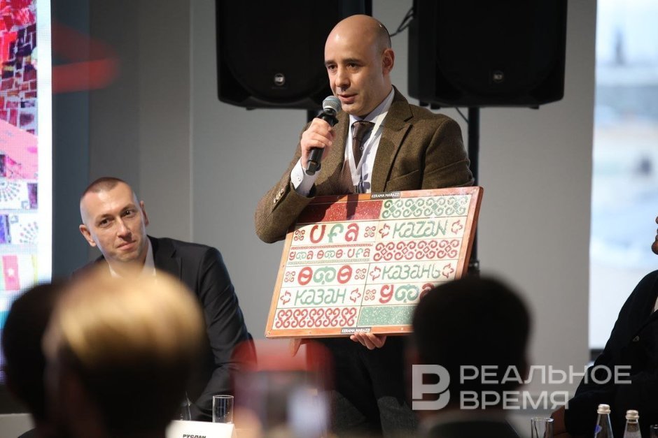 Главный архитектор Уфы подарил Ильсуру Метшину плитку