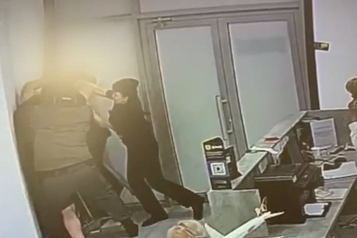 Иностранца будут судить за нападение на полицейских и хулиганство в аэропорту Казани