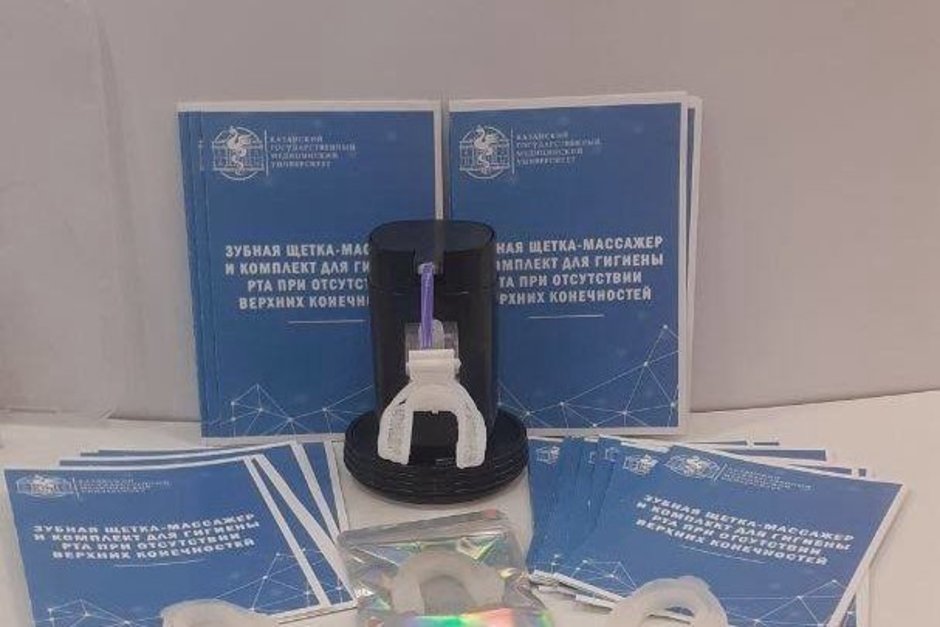 Казанские ученые создали зубную щетку для людей без рук