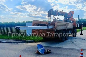 В Татарстане подросток на самокате погиб, врезавшись в столбы в кузове КАМАЗа