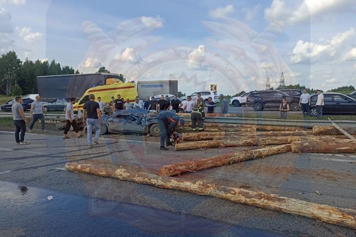 В Елабужском районе перевернувшийся лесовоз раздавил легковушку