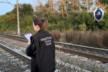 Грузовик столкнулся с поездом на переезде в Самарской области