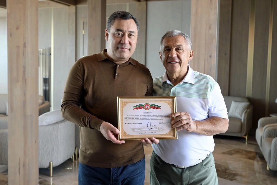 Минниханов передал президенту Кыргызстана двух соколов-балобанов