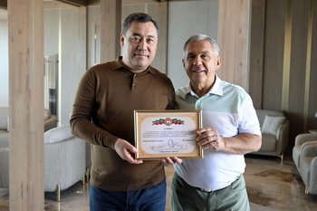 Минниханов передал президенту Кыргызстана двух соколов-балобанов