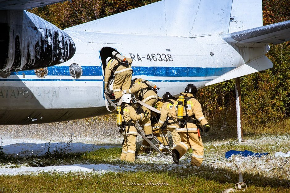 В аэропорту Казани загорелся и выкатился с полосы самолет — это были учения