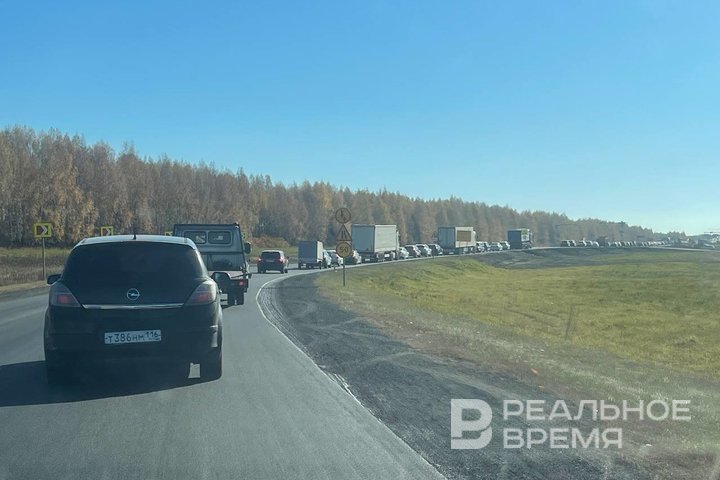 В сторону села Сапуголи Лаишевского района образовалась четырехкилометровая пробка