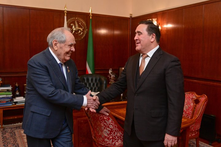 Шаймиев поздравил руководителя «Сетевой компании» Татарстана с юбилеем и успешной работой