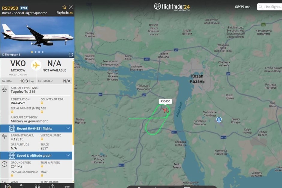 Самолет специального летного отряда замечен в небе над Татарстаном