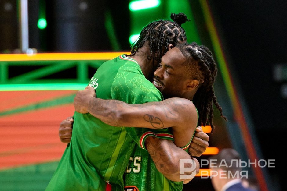 Крепкие объятия ознаменовали победу УНИКСа над «Бетсити Пармой».