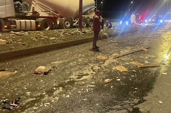 В Казани на Оренбургском тракте грузовик затруднил движение, разлив пиво