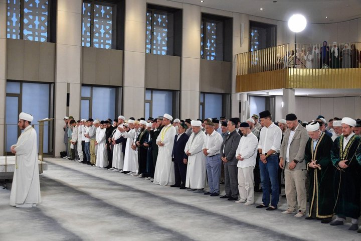 «Эта мечеть — пример не только для Татарстана, но и для всей России»: Минниханов прочитал намаз в обновленной мечети Альметьевска