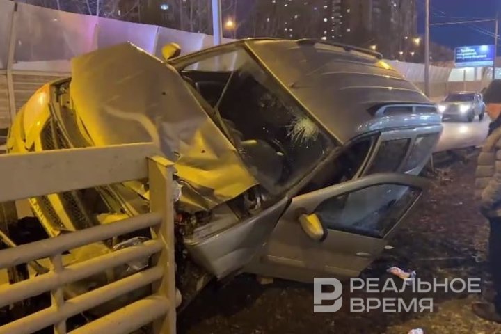 В Казани на проспекте Победы водитель Lada Largus врезался в отбойник — видео