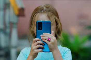 Австралия ввела запрет на использование соцсетей несовершеннолетними