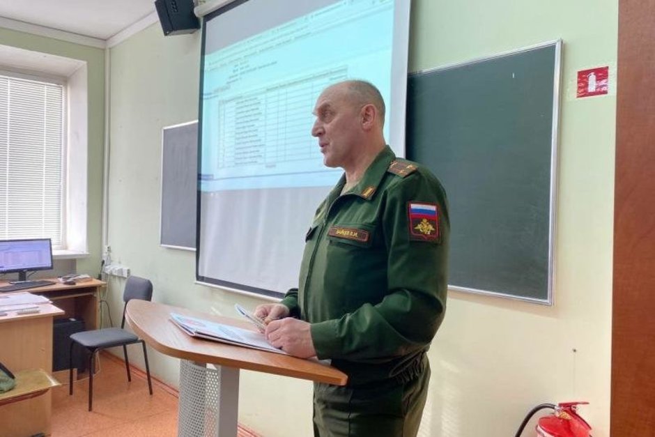 Бывшего замвоенкома Альметьевска задержали за посредничество взятке 1,8 млн рублей — видео
