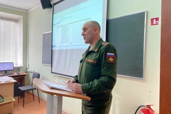 Бывшего замвоенкома Альметьевска задержали за посредничество взятке 1,8 млн рублей — видео