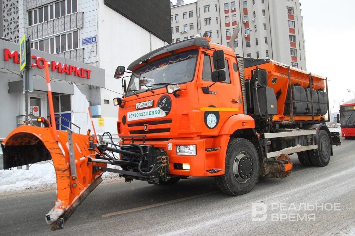 В первый день снега в Казани на дороги выпустили 41 единицу спецтехники