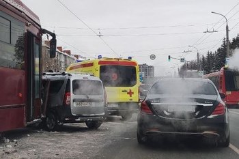 ДТП с трамваем произошло на улице Гвардейской в Казани