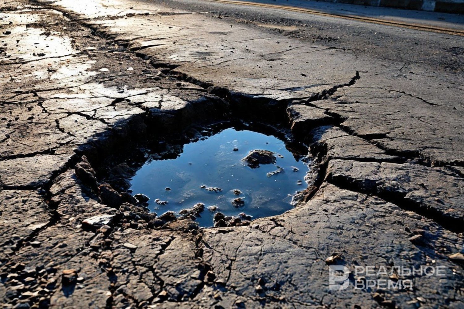 В Зеленодольском районе обрушилось асфальтовое покрытие на складе маркетплейса