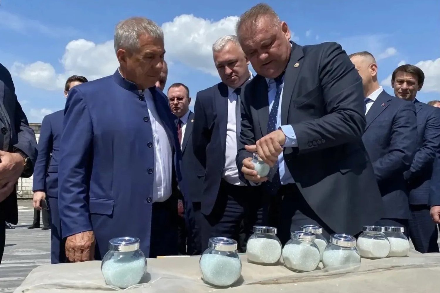 Раис Татарстана побывал на предприятии по производству материалов для дорожной разметки