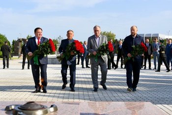 Минниханов возложил цветы к мемориалу памяти и славы в Назрани