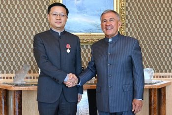 Рустам Минниханов вручил награду генеральному консулу КНР в Казани