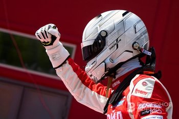 FIA разрешила российским гонщикам выступать с национальной символикой