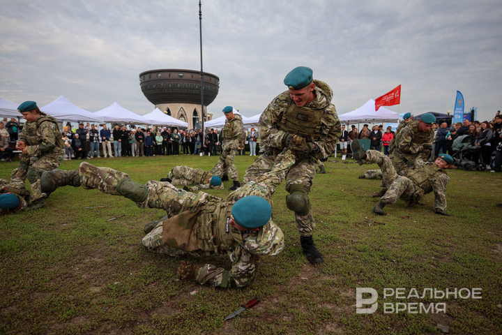 Число контрактников превысило 422 тысячи, добровольцев — 32 тысячи