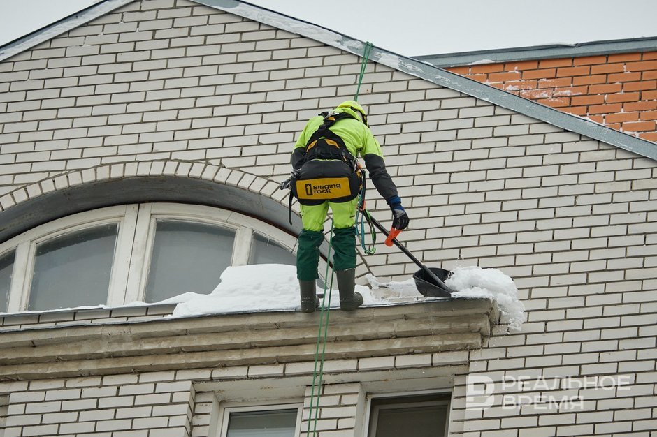 100 тыс. за хрущевку: кто должен убирать снег с казанских крыш и сколько это стоит