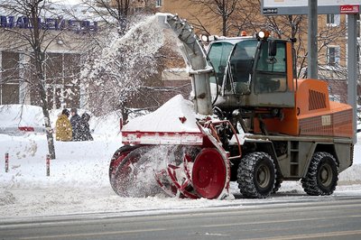 Казань мобилизовала рекордное количество техники из-за аномального снегопада — более 1300 единиц