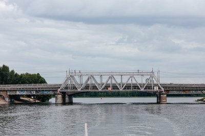 В Казани обновили асфальт на трех пешеходных мостах