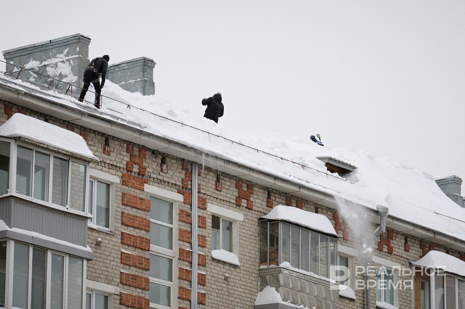 В Казани очистка крыши хрущевки от снега альпинистами может стоить 100 тысяч рублей