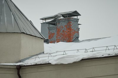 Татарстанцев предупредили о возможном сходе снега и наледи с крыш