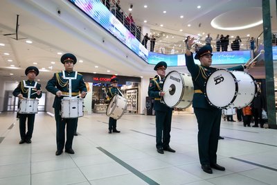 Военный оркестр Росгвардии устроил флешмоб в ТЦ Казани ко Дню 8 Марта