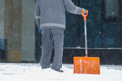 Татарстанцам объяснили, кто должен убирать снег во дворах и на дороге