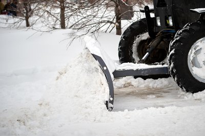 Средняя стоимость расчистки снега трактором в Казани составляет 14 тыс. рублей