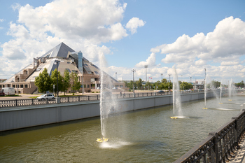 В Казани запустили первый фонтан на набережной Казанки