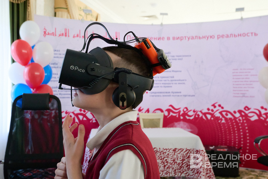 С помощью технологий молодой человек прикоснулся к вечности на открытии российско-катарской интерактивной выставки «Мир Корана».