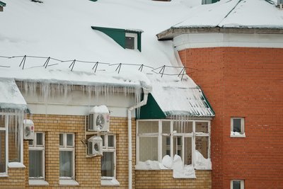 В Казани за сутки очистили 215 крыш от снега