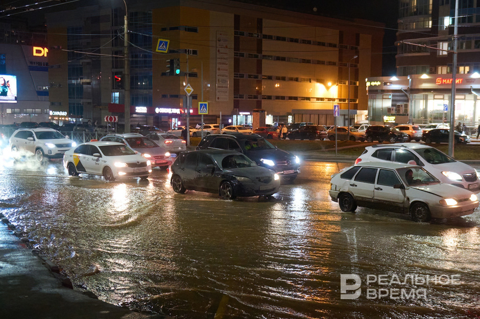В Казани восстановили движение транспорта на улице Фучика после потопа