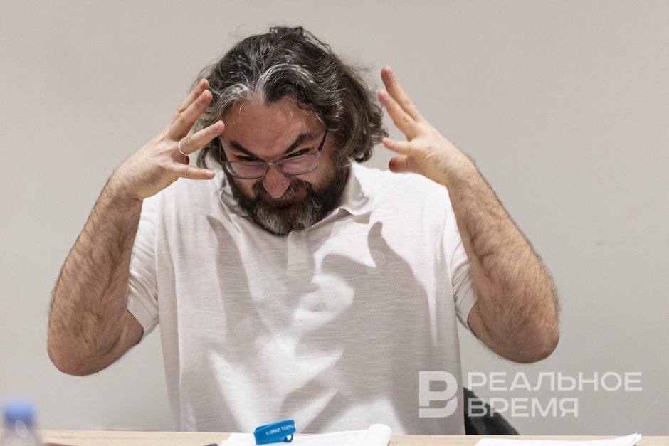 Ильгиз Зайниев в поисках эмоции на репетиции спектакля «Альмандар».