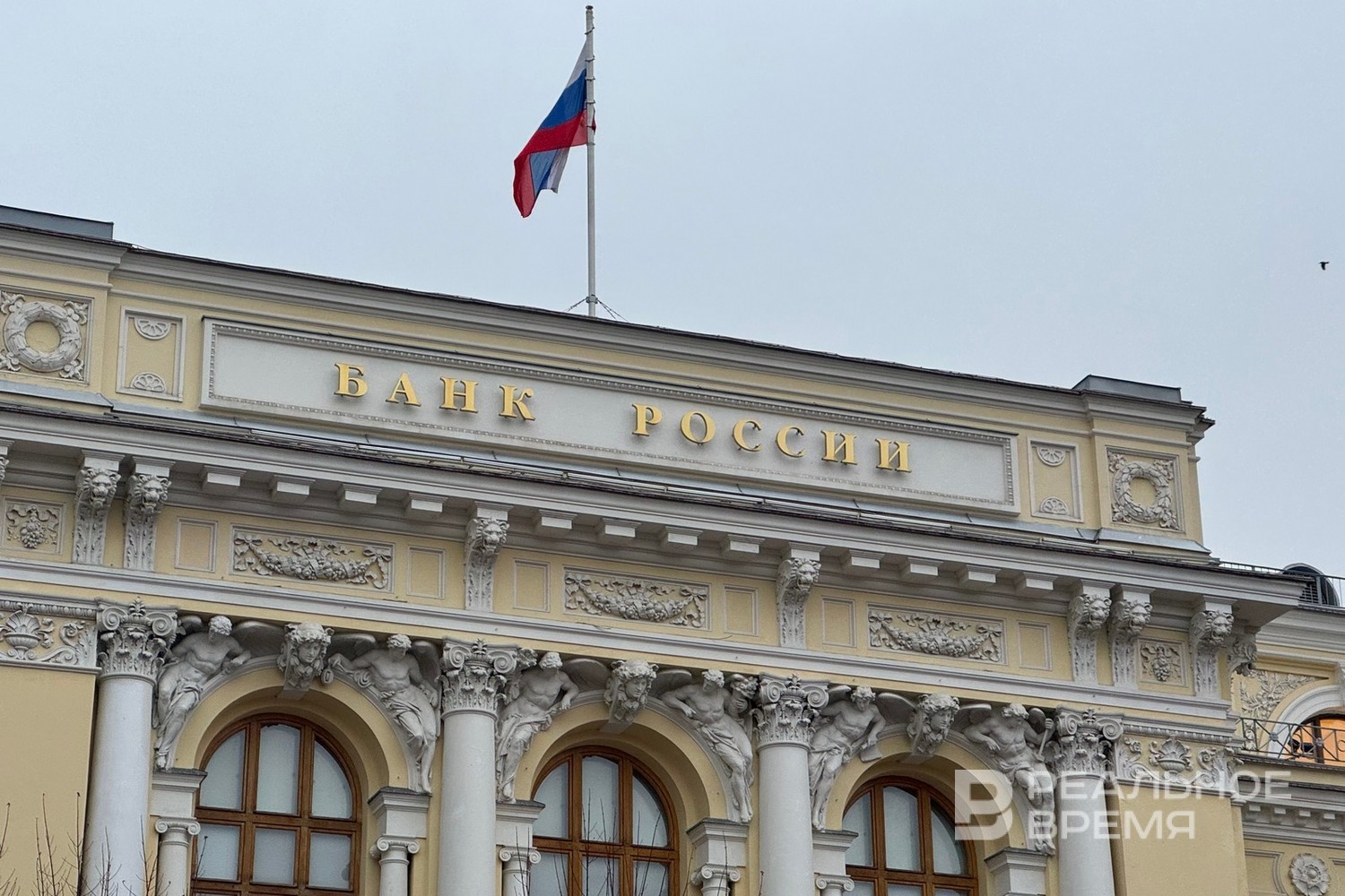 ЦБ понизил курс доллара, но повысил курс евро на 30 декабря
